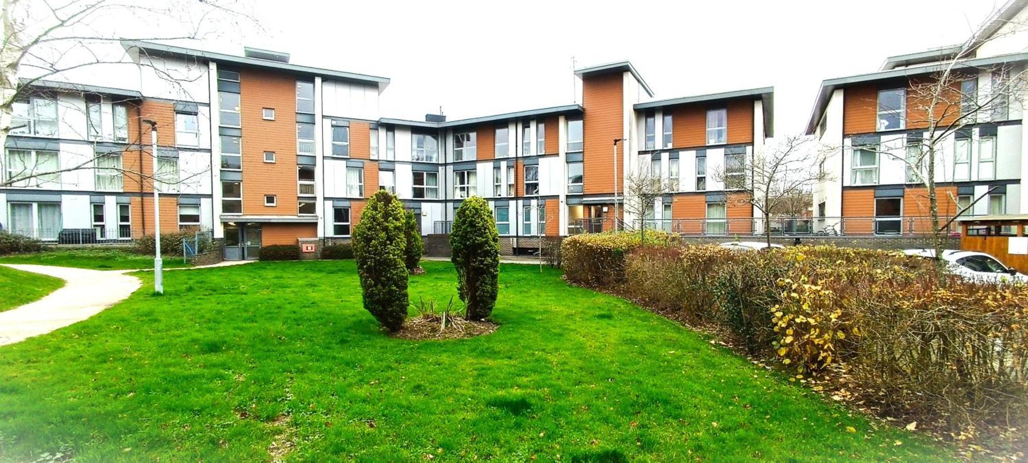 2 Bed Crawley Apt - Near Gatwick Apartment Exterior foto